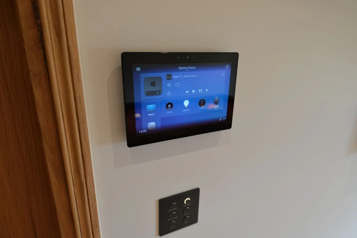 Wall-mounted touch panel and keypad