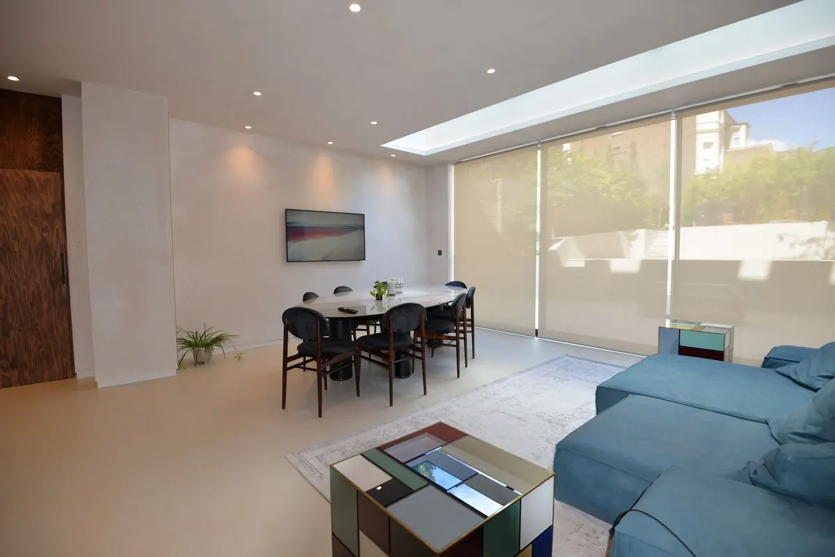 Garden room with dining table