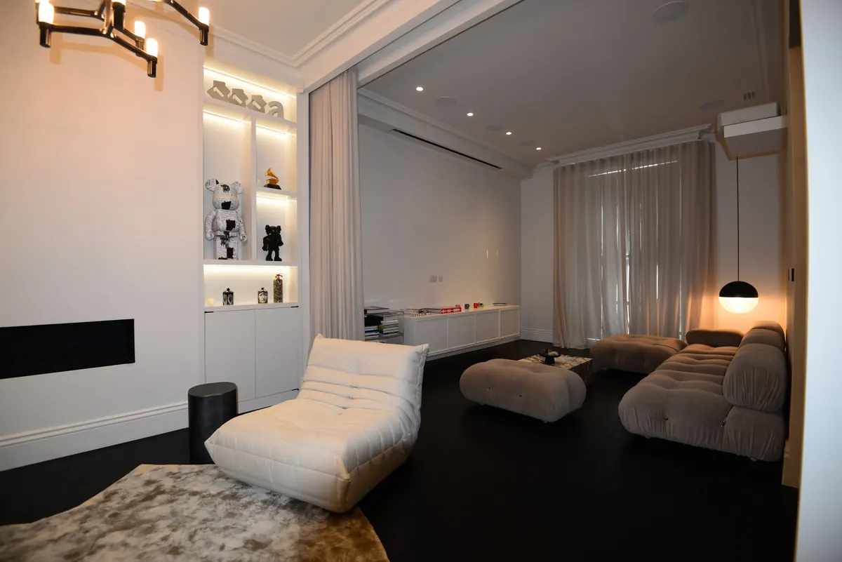 Lounge with screen down