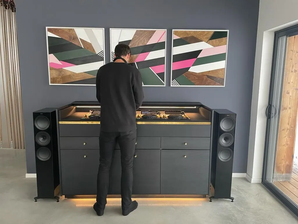 Hi-fi with turntable and floor-standing speakers