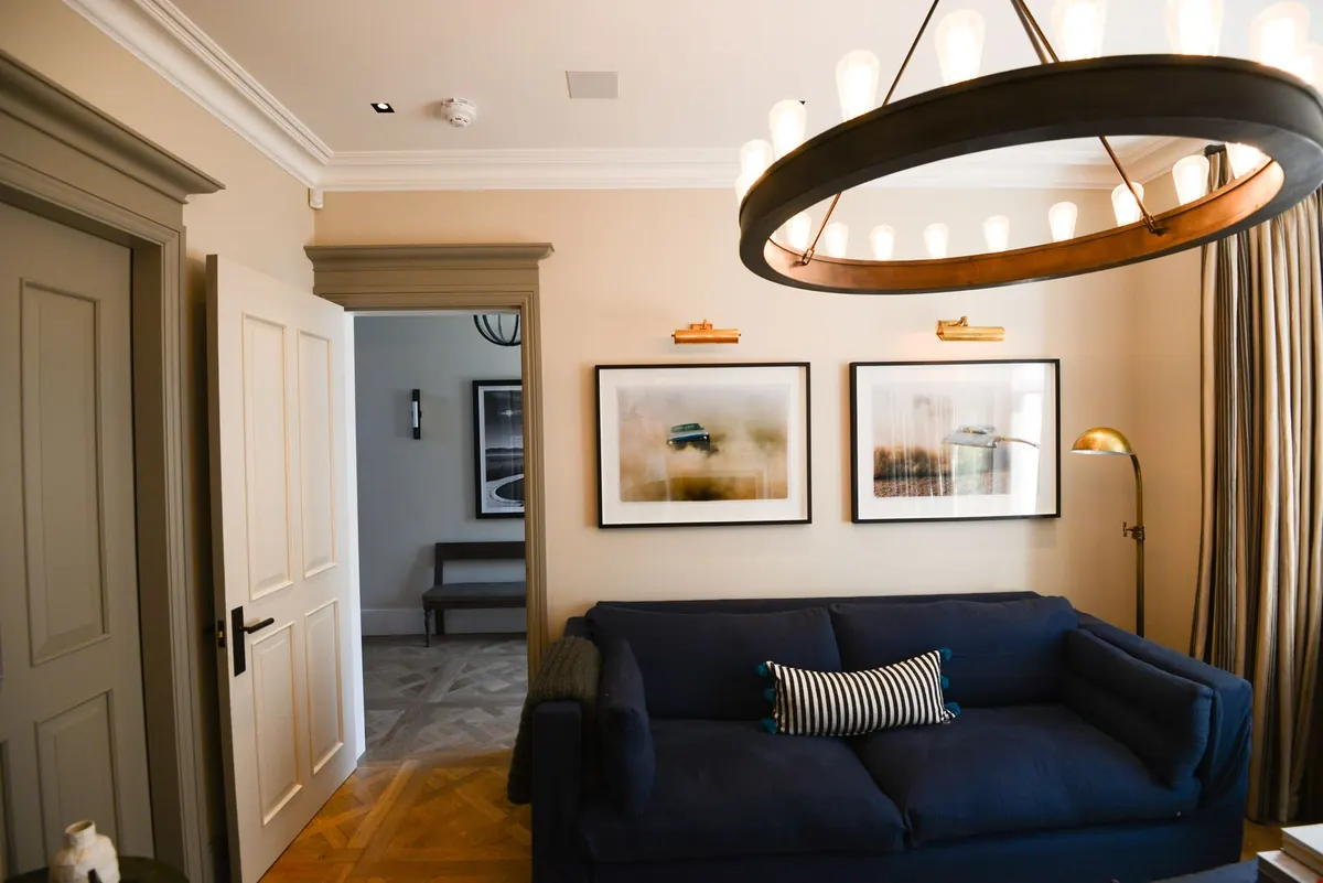 Sitting room with picture lights