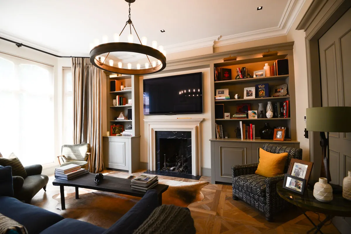 Sitting room with picture lights