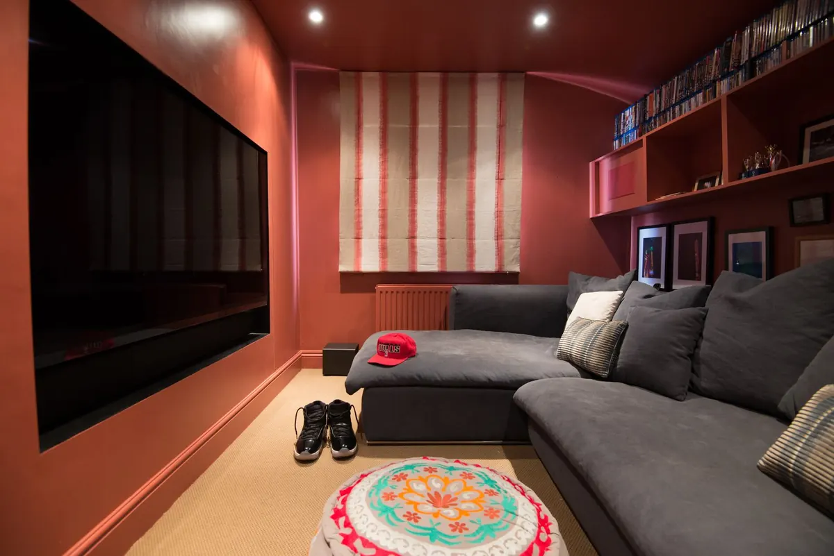 Red media snug